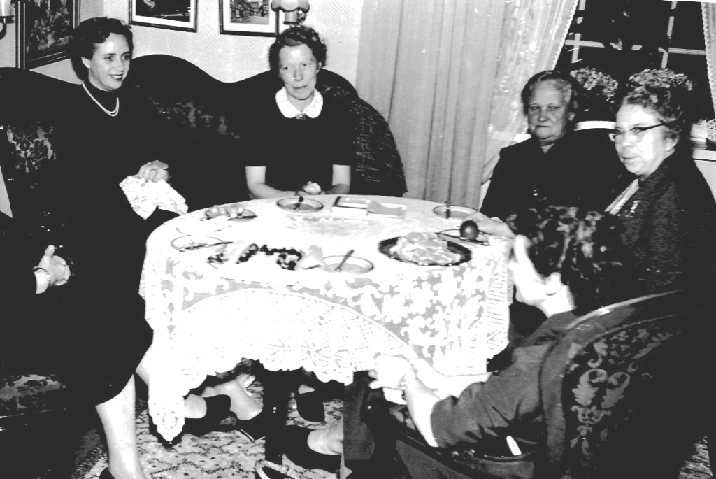 Blæsenborg julen 1956 – Fra venstre Fru Ella Vester-Petersen (lidt usikkert), Fru Højholdt, ukendt, Fru Dagmar Munch.