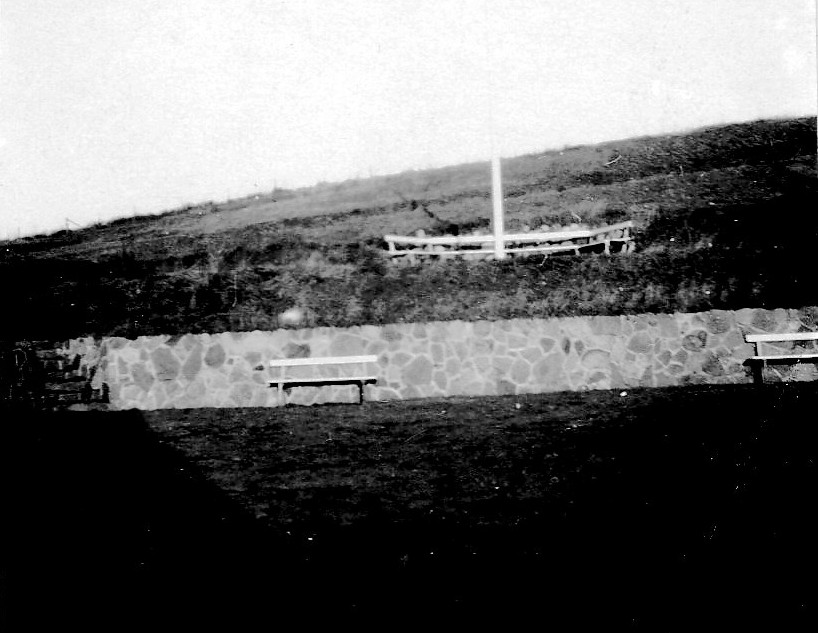 Dagmargrotten på den brede vej, 1922, dengang med bænk rundt om kanten og flagstang i midten.