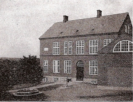 Den gamle skole, før tilbygningen i 1933.