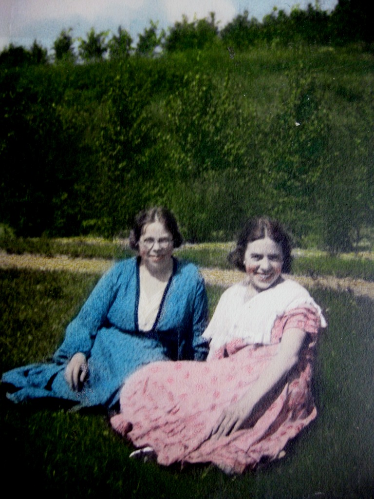 Thyra Wiener t.h. på besøg hos sin søster Dagmar omkring tiden, hvor hun tiltræder første gang i 1925.