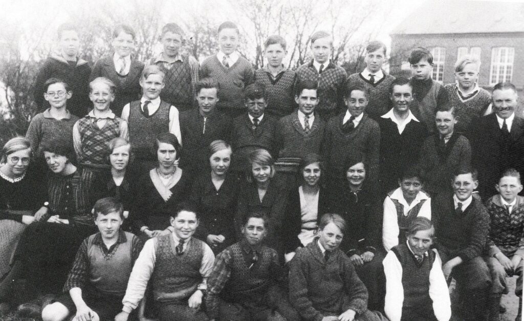 Klassefoto fra ca. 1932-33 Niels Peter Bager ses bageste række nr. 2 fra venstre, Else Kolind med briller i midterrækken t.v. – modsat Axel Munch. Nederst t.h. i forreste række med vest ses Knud Basse Kristensen.