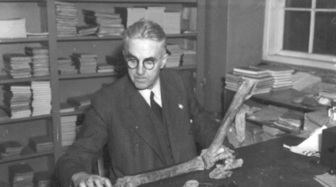 Holden Dall 1943, Aaby Skole, med en knogle fra et elgs dyr
