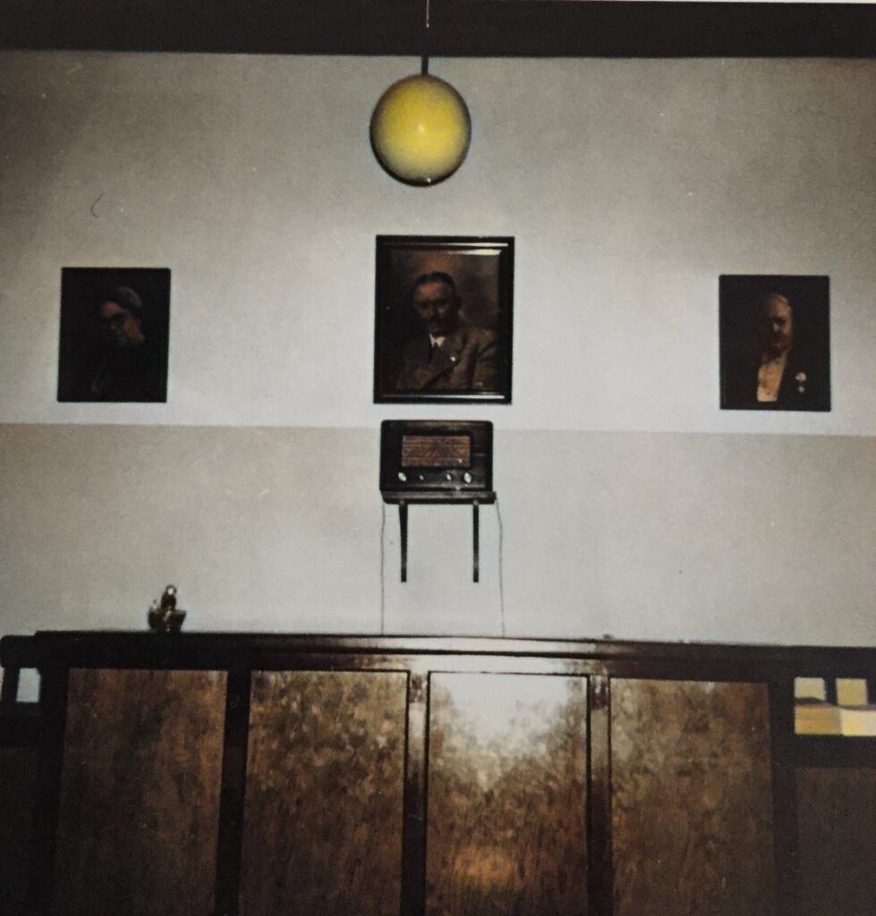 Salen med den gamle radio og foto af Axel, Erik og Dagmar, men desværre uden guldhornene, foto fra ca. 1965. Digitalt farvelagt.