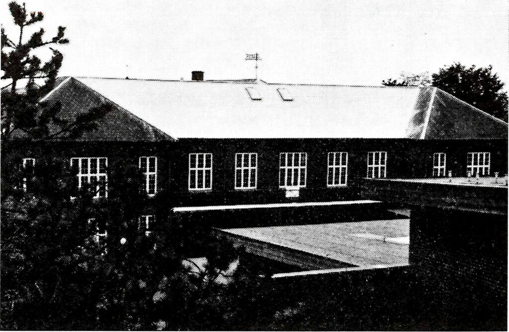 Skolebygningen anno 1971 uden tårn.